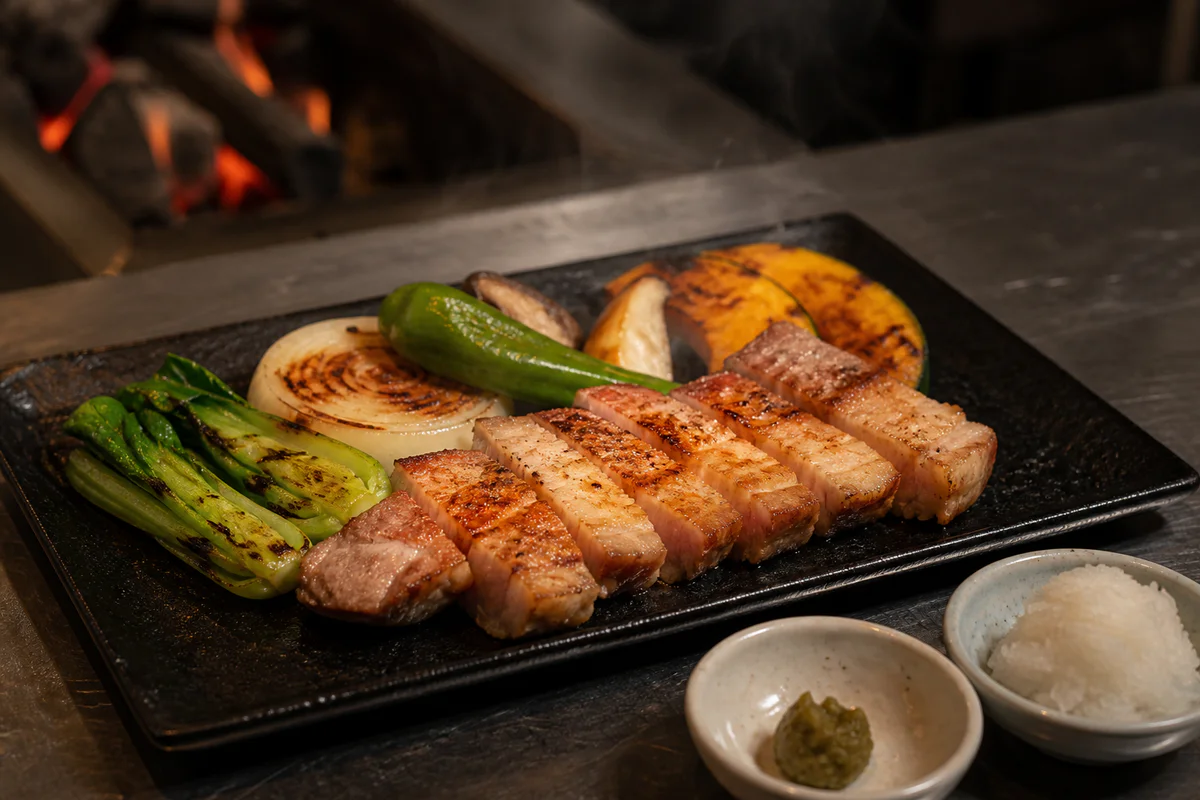 鉄板で焼いた豚肩ロースと季節野菜の盛り合わせ